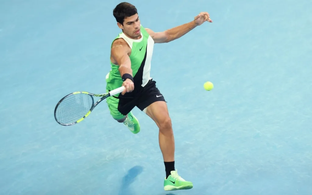 Alcaraz 2-6,4-2* Djokovic (set 2): Trở lại mạnh mẽ