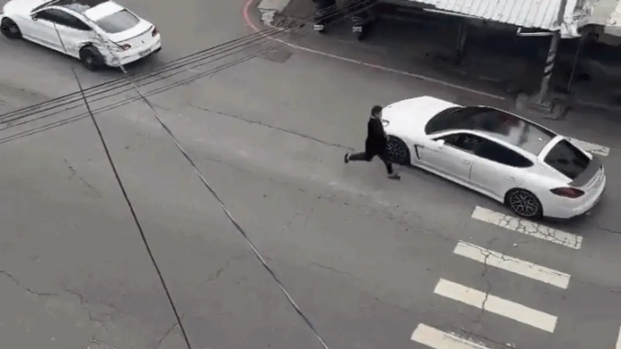 Hai tài xế xe sang kèn cựa, lao vào ẩu đả